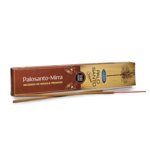 Varillas de incienso de palo santo y mirra sobre fondo oscuro con resina y madera decorativa