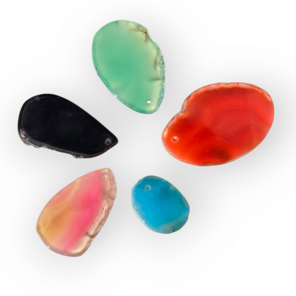 Chapas de ágata natural pulida, con vetas y colores únicos, sobre fondo neutro