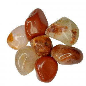 Cornalina pulida de color rojo anaranjado brillante, piedra energética natural sobre fondo neutro