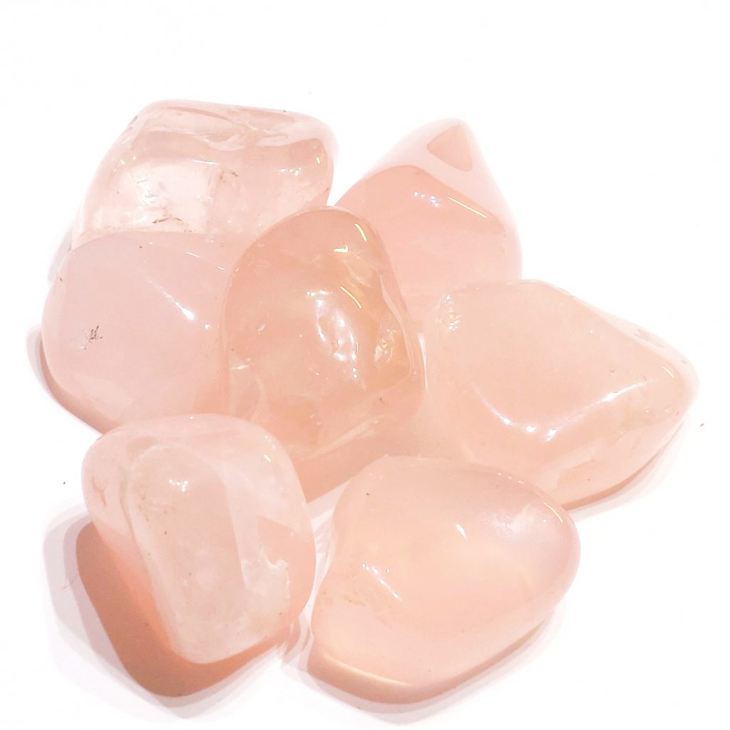 Cuarzo rosa pulido sobre fondo blanco, piedra suave y delicada ideal para calmar el corazón y atraer amor propio y sanación