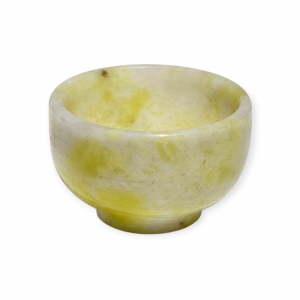 Cuenco mini de jade natural tallado a mano, ideal para rituales y altares, sobre fondo neutro