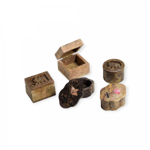 Cajitas variadas de esteatita con grabados místicos y formas artesanales, colocadas sobre fondo blanco