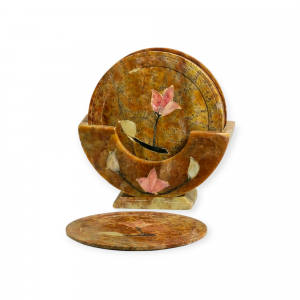 Posavasos redondo de esteatita tallada con flor de nácar en el centro, sobre fondo blanco, con estilo artesanal y espiritual