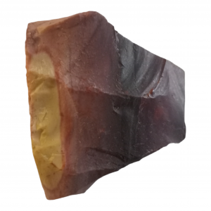 Jaspe mokaíta en bruto sobre fondo blanco, piedra terrosa de tonos cálidos para vitalidad y equilibrio físico-emocional