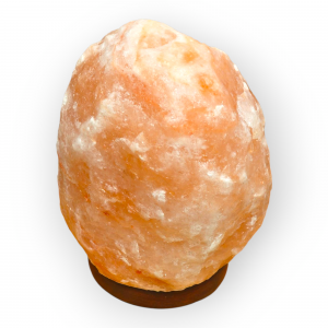 lámpara de sal del himalaya sobre fondo blanco