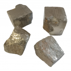 Pirita cúbica natural con forma geométrica y brillo metálico dorado, sobre fondo neutro