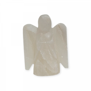 Ángel tallado en sal del Himalaya blanca sobre fondo claro, ideal para purificar y decorar espacios sagrados