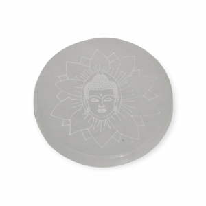 Disco redondo de selenita blanca con grabado espiritual sobre fondo blanco, ideal para recarga energética de cristales