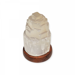 Lámpara de selenita blanca natural con conexión USB, encendida sobre superficie neutra