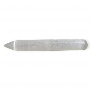 Masajeadores de selenita natural sobre fondo blanco, en forma de lápiz y redondeada, ideales para limpieza energética y relajación