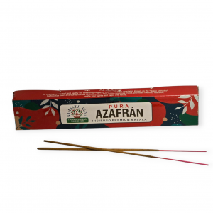 Varilla de incienso de azafrán sobre fondo blanco, aroma cálido y especiado con energía espiritual