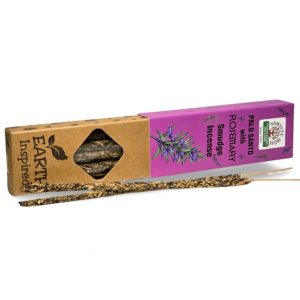 Varilla de incienso orgánico de romero y palo santo sobre fondo blanco, aroma herbal y purificador