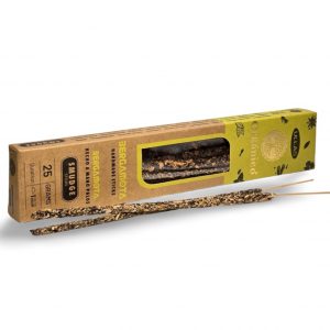 Varilla de incienso orgánico de bergamota sobre fondo blanco, aroma cítrico fresco y revitalizante