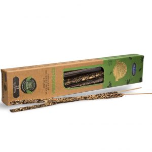 Varilla de incienso orgánico de citronela sobre fondo blanco, aroma cítrico, fresco y purificador