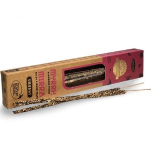 Varilla de incienso orgánico de mirra sobre fondo blanco, aroma resinoso cálido y espiritual