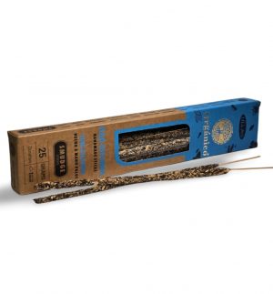 Varilla de incienso orgánico de Nag Champa sobre fondo blanco, aroma floral dulce y espiritual