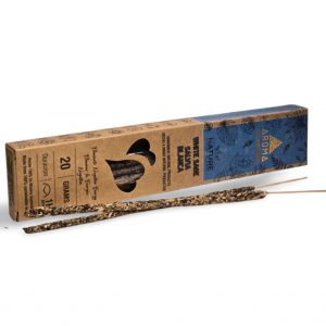 Varilla de incienso orgánico de salvia blanca sobre fondo blanco, aroma herbal sagrado y purificador