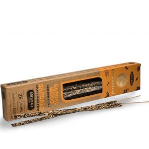 Varilla de incienso orgánico de sándalo sobre fondo blanco, aroma amaderado profundo y espiritual