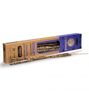 Varilla de incienso orgánico de violeta sobre fondo blanco, aroma floral y natural