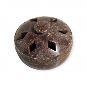 Incensario de esteatita en forma de cajita redonda con tapa tallada, ideal para quemar incienso y decorar espacios espirituales