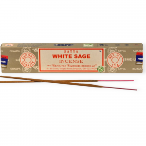 Incienso Satya Salvia Blanca en su caja original sobre fondo neutro Varillas de incienso Satya Salvia Blanca con decoración espiritual