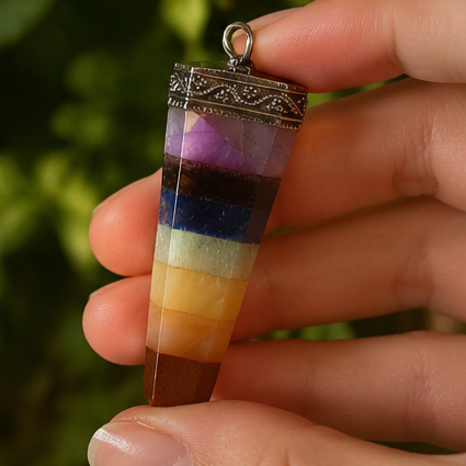 colgante 7 chakras sobre mano